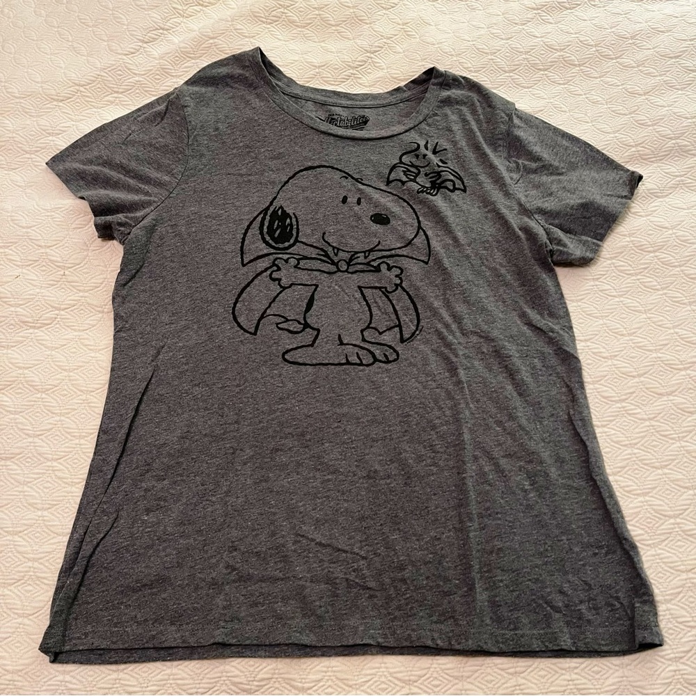 Old Navy Collectabilitees Peanuts Snoopy Vampire Halloween Shirt (size XL)